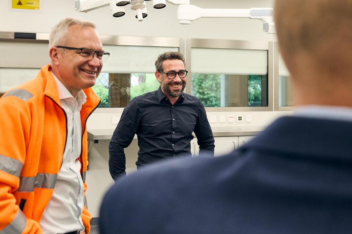 Rundum zufriedene Gesichter: Robert Itschner, CEO der BKW (l.), und Raphael Reusser von der ISP freuen sich über das gelungene Projekt.