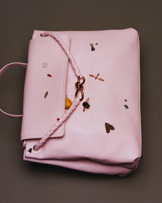 Tasche Ciao Ciao aus Kalbsleder in Rosé mit verdecktem Hakenverschluss und Metalldetails in Messingfinish, grosses Modell.