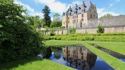 Anwesen mit über 5,8 Hektar, einem Hauptschloss sowie einem Nebenschloss, umgeben von Kanälen und Flüssen. Preis: 3,45 Millionen Euro.
