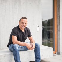 Gus Wüstemann, Architekt und ETH-Absolvent, revolutioniert mit radikal klaren Designs leistbares Wohnen.