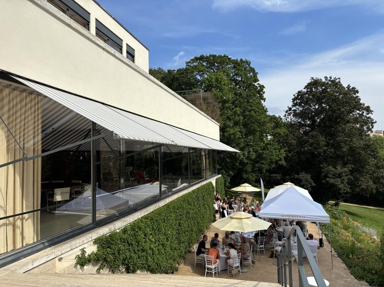 Die Terrasse der Villa Tugendhat mit Blick auf die Brünner Altstadt eignet sich auch für Weinpräsentationen.