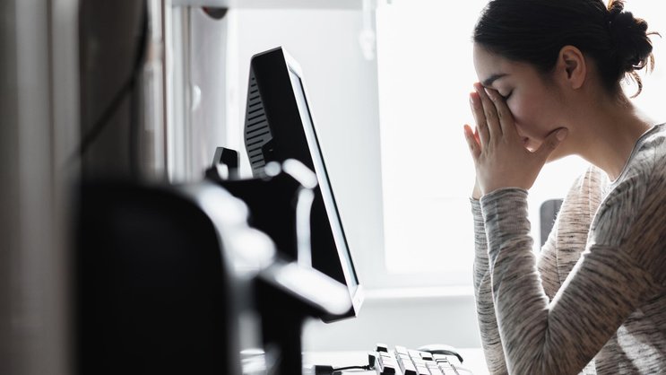 Wer in den letzten Jahren Wirtschaft, IT, Marketing oder Finanzen studiert hat, hat jetzt ein Problem: KI lässt viele Einstiegspositionen verschwinden.