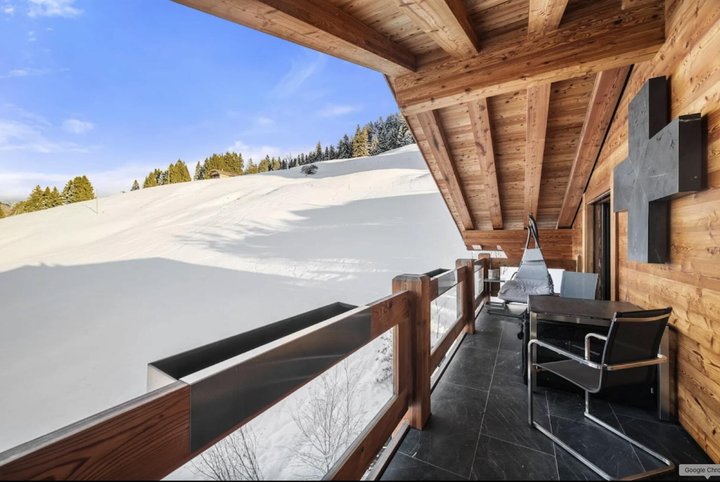 Die modernen Chalets liegen direkt am Pistenrand.