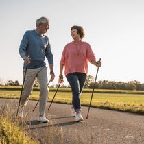 Ein älteres Paar beim Nordic Walking.