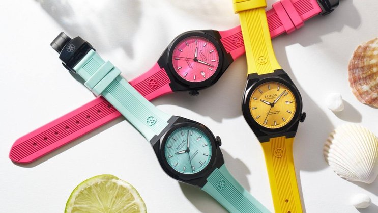 Die Uhren sind in Fuchsia, Türkis und Gelb erhältlich, mit schwarzem PVD-beschichtetem Edelstahlgehäuse und zertifiziertem Soprod-Kaliber.