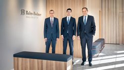 Simon Rahn (M.) hat seinem Vater Christian Rahn (l.) und seinem Onkel Peter Rahn zwei Jahre über die Schultern geschaut. Er ist zum Schluss gekommen, dass er alles genauso weitermachen will.
