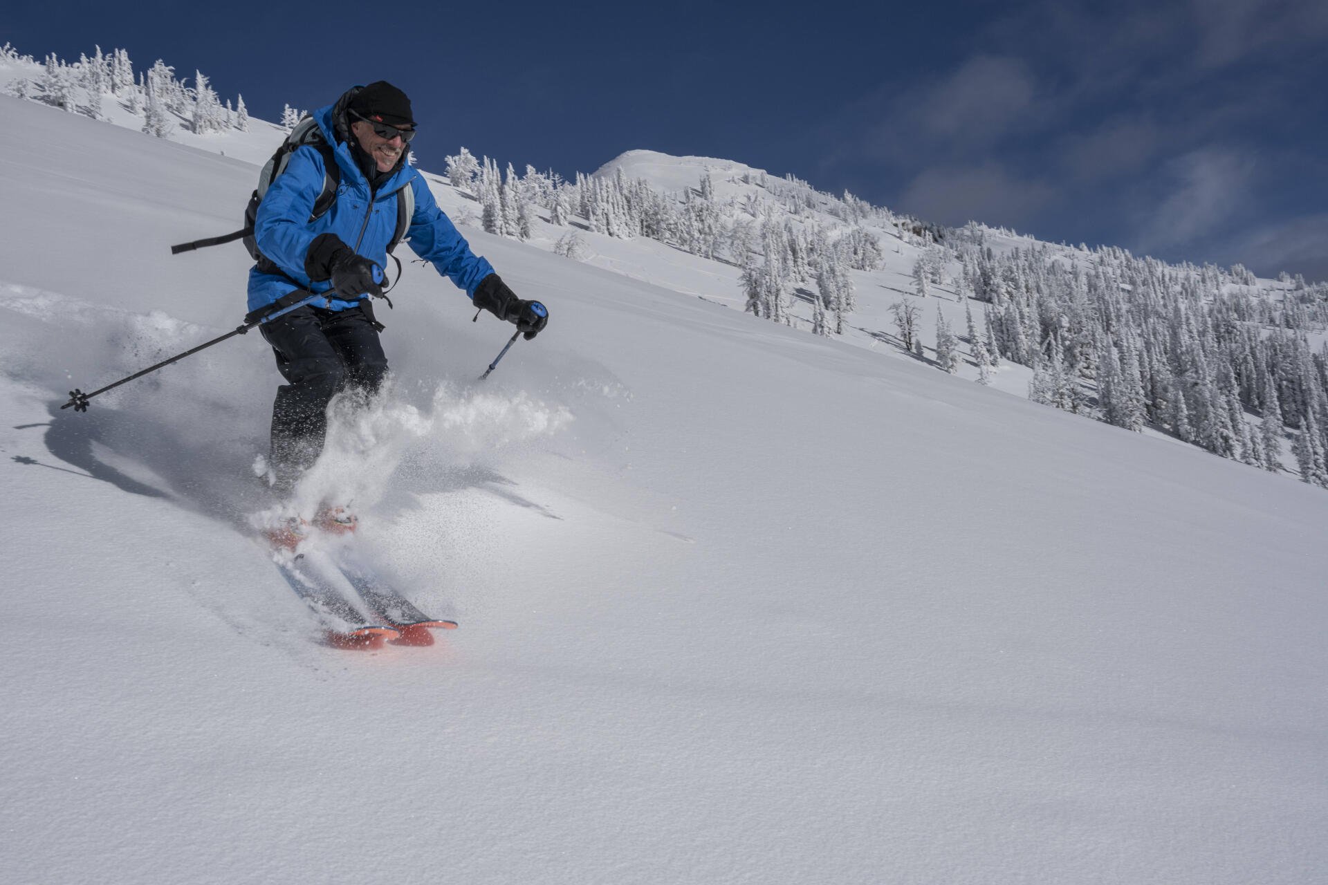 USA, Wyoming. Skier enjoying some powder snow in Teton Range. (MR) PUBLICATIONxNOTxINxUSAxCANxMEX Copyright: xHowiexGarb