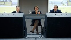 Susanne Ruoff spricht an der Seite von Ulrich Hurni (l.) und Frank Marthaler, Leiter Swiss Post Solutions.