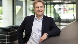 Da steht er noch in St. Gallen: Helvetia-Baloise-CEO Fabian Rupprecht am Eingang des damaligen Helvetia-Hauptsitzes im Jahr 2024.