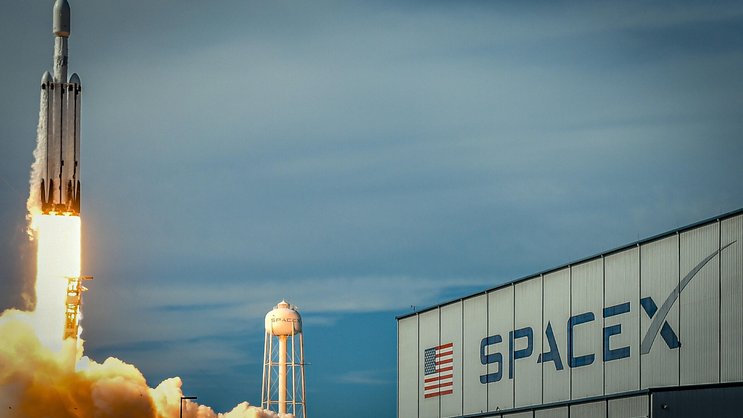 Eine SpaceX Falcon Heavy startet vom NASA Kennedy Space Center in Cape Canaveral, Florida.