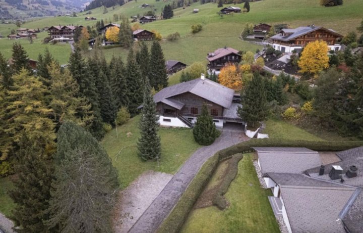 2021 kaufte seine Firma das unscheinbare Grundstück in Gstaad.