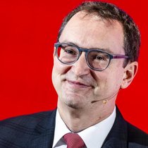 Raiffeisens Interims-Chef Christian Poerschke hat mit seinen Vorgängern gebrochen. Er will sich weniger abhängig vom Immobilienmarkt machen.