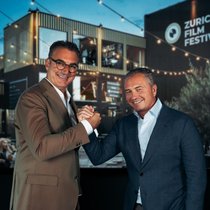 ZFF-CEO Christian Jungen (r.) besiegelt mit Sunrise-Boss André Krause den Partner-Deal.