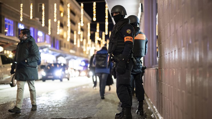 Polizisten an der Promenade am WEF 2024: Das Wirtschaftstreffen nimmt Davos immer drastischer in Beschlag.
