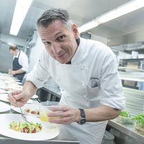 Spitzenkoch: Heiko Nieder (47) ist seit 2008 Küchenchef in «The Restaurant» im Zürcher Hotel Dolder Grand, wo er zwei Sterne und 19 Punkte erkocht hat. 2019 war er «Koch des Jahres».
