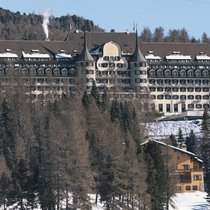 Mit Wellnessbereich: die Chesa Spuondas gleich unterhalb des Luxushotels Suvretta House