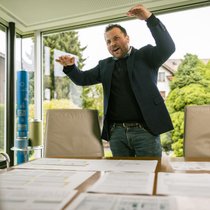 Früher reichte ein A4-Blatt, sagt Urs Schellenberg. Heute bedecken die Unterlagen für die Abwassermessungen fast seinen ganzen Sitzungstisch.