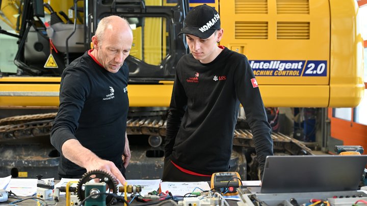 Berufsbildner Martin Schär mit Baumaschinenmechaniker Sandro Amrhein.