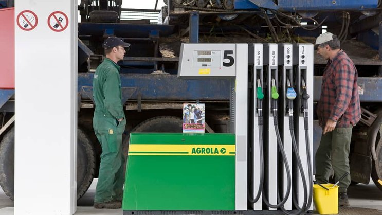 Die Fenaco-Tochter Agrola betreibt das zweitgrösste Tankstellennetz im Land. Keystone