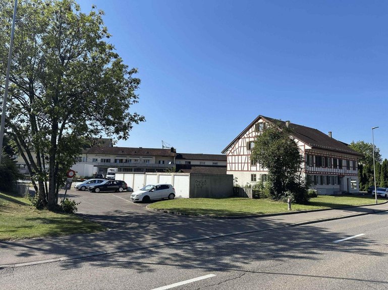 Mitverkauft wird das angrenzende Bauland, auf dem heute sechs Garagen stehen. Beide Grundstücke umfassen zusammen 2747 Quadratmeter.