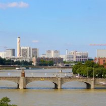 Blick über die mittlere Basler Rheinbrücke zum Firmenareal von Novartis.