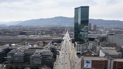 HOCH HINAUS: Prime Tower mit Hardbrücke in Zürich. Mehr als eine Milliarde Franken ist das Prime-Tower-Areal derzeit wert. Je höher hinaus man will, desto teurer wird es. Zuletzt konnte SPS die Mieten sogar erhöhen.