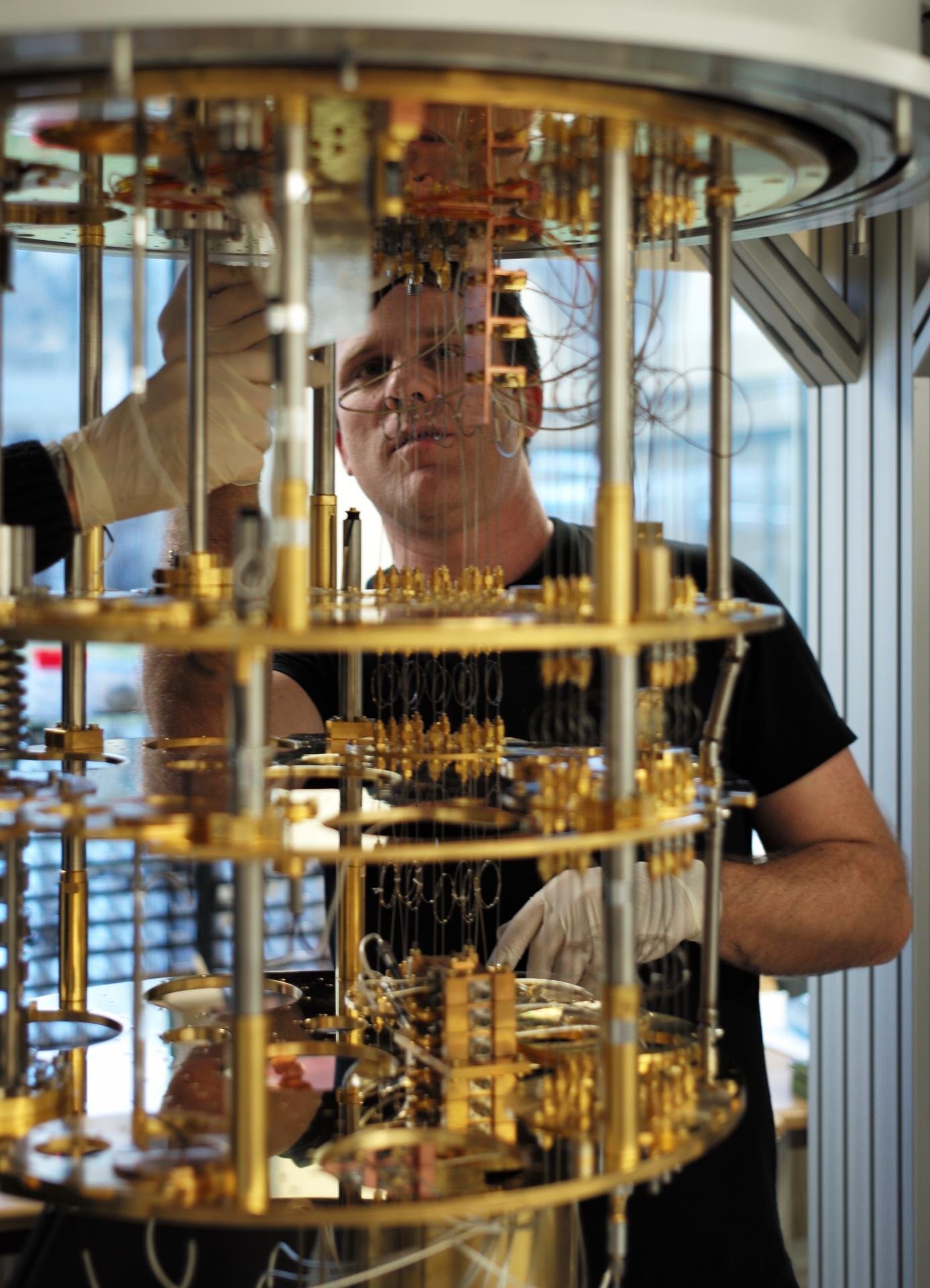 Für die Kühlung im Quantencomputer braucht es ultrareines Helium, das über die Kupfer- und Goldelemente geleitet wird.
