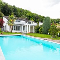Ein Einfamilienhaus mit Swimmingpool in Oetwil an der Limmat.