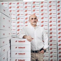 Roberto Martullo, CEO Inhaber von Künzli, hat Grosses vor mit den kultigen Schuhen.