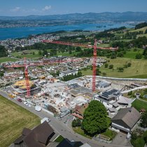 In Schindellegi SZ wird eine Edel-Enklave aus dem Boden gestampft. Im Bild aktuelle Aufnahmen der Baustelle von Ende Mai 2026.