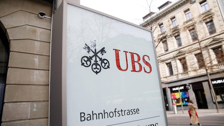 Schriftzug der UBS am Paradeplatz in Zürich.