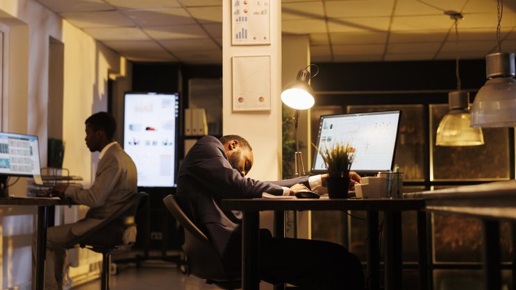 Zu müde vom vielen Arbeiten: Ein kurzer Mittagsschlaf hilft, wenn am Mittag der innere Akku leer ist.