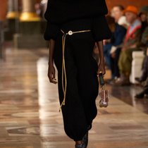 Die Taschenuhr an der Hüfte des Models hatte ihren grossen Auftritt auf dem Laufsteg bei der Präsentation der SS26-Kollektion von Louis Vuitton.