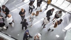 Smalltalk: Wer ein paar einfache Regeln beachtet, kommt auch als introvertierte Person leicht ins Gespräch.