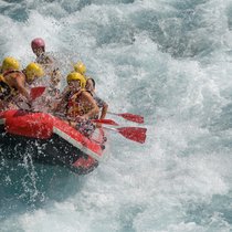 Mit dem Team im selben Boot: Beim gemeinsamen Steuern im schnellen Gewässer entstehen neue Verbindungen.