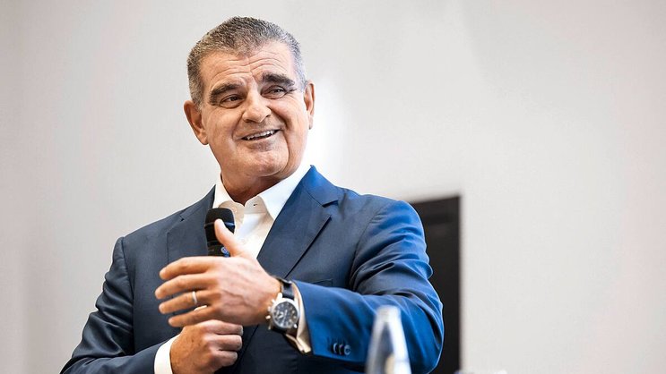 Peter Spuhler feiert einen Mega-Deal.