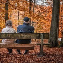 Rentner_Altersvorsorge_AHV_Pensionskasse_Personen_Paar_Herbst_Alter