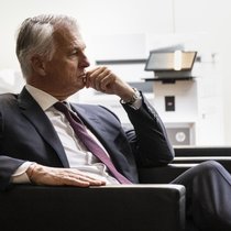 Sergio Ermotti, CEO der Grossbank UBS, wartet auf seine Anhoerung durch die Kommission fuer Wirtschaft und Abgaben des Nationalrats WAK-N, zur Revision des Bankengesetzes und den Anforderungen an die Eigenmittel der Banken, am Montag, 26. Oktober 2026 im Bundeshaus in Bern. (KEYSTONE/Alessandro della Valle)