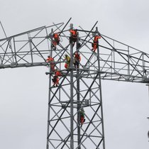 Industriekletterer arbeiten an einem neuen Strommasten.