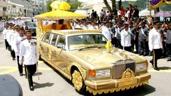 Zur Sammlung gehören unter anderem viele exklusive Rolls-Royce-Modelle, wie etwa diese speziell für den Sultan von Brunei gefertigte Limousine in Gold.