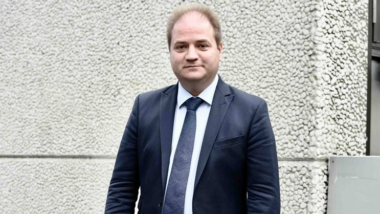 Daniel Hartmann ist der Chefvolkswirt bei Bantleon AG. Sie ist für ihre Frühindikatoren bekannt. Die zeigen derzeit steil nach unten.