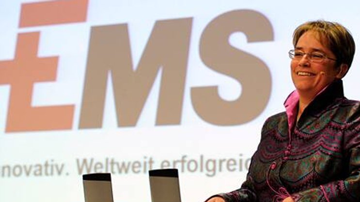 Das freut die Unternehmerin: Magdalena Martullos Ems wächst kräftig weiter. (Bild: Keystone)