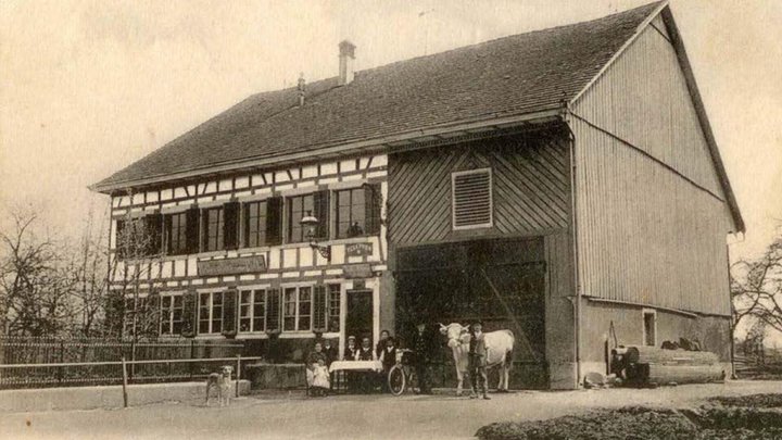 Ein Foto von 1908 zeigt, wie das Haus früher aussah: Zeitweise waren darin ein Restaurant und eine Poststelle untergebracht.