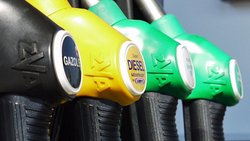 Zapfsäulen bei einer Tankstelle.