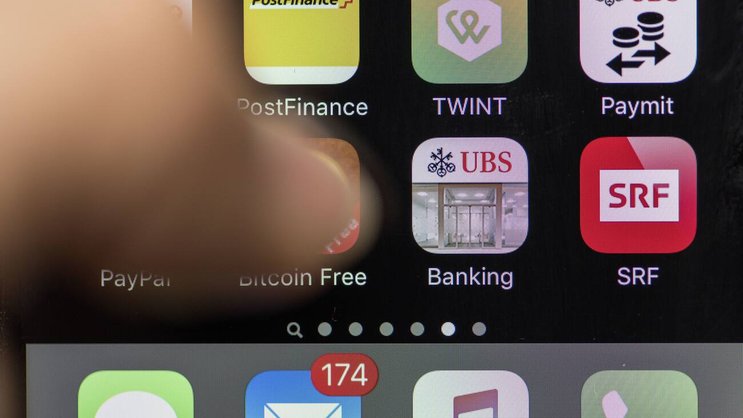 So schnell wie eine SMS: Wer Glück hat, kann schon heute Geld in Echtzeit Überweisen.