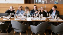 Wenn Arbeit Freude macht. Die Jury (von links): Wernie Baumeler, Yacin Mechri, Katharina Sarrot, Roberto Scatena, Ursula Geiger, Peter Jauch.