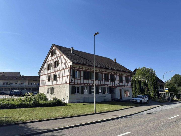 Das historische Mehrfamilienhaus mit Fachwerkfassade an der Wehntalerstrasse in Höri ZH stammt aus dem Jahr 1878.