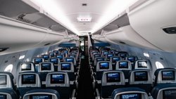 Economy-Klasse bei Delta Airlines: Fluggesellschaften mit First-Class-Bereichen wie Delta Air Lines und United Airlines haben in den letzten zehn Jahren die Anzahl der Premium-Sitzplätze auf ihren Flügen erhöht. 