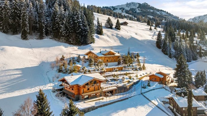 Die drei Chalets sind auch im winterlichen Oberland ein imposantes Ensemble.