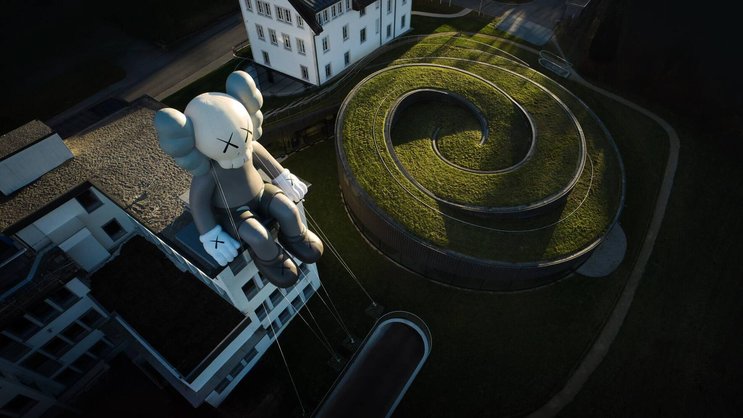 «Companion», die Signature-Figur von KAWS, sitzt auf dem Dach des Hauptsitzes von Audemars Piguet.